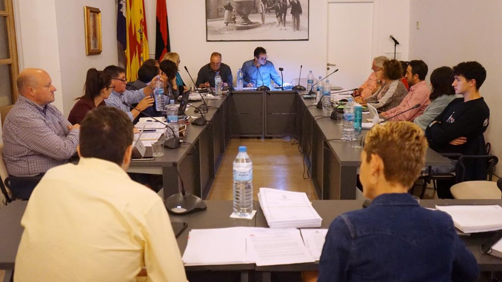 Els regidors de l'Ajuntament de Pollença durant la sessió plenària extraordinària del 30 d'octubre que es va decidir que l'Ajuntament proposarà Can Bach a l'Ibsalut per construir-hi el PAC.